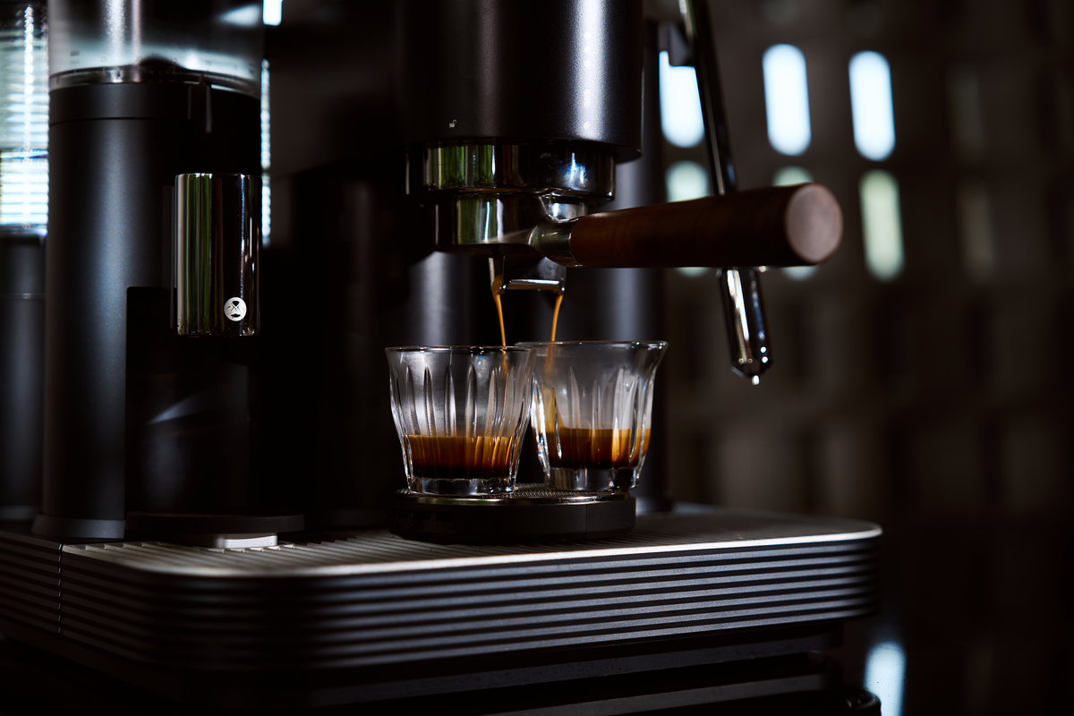 Espresso läuft aus dem Siebträger der Meraki Espressomaschine in zwei Gläser