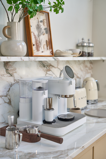 Wasser und Pflege einer Espressomaschine beim Entkalken