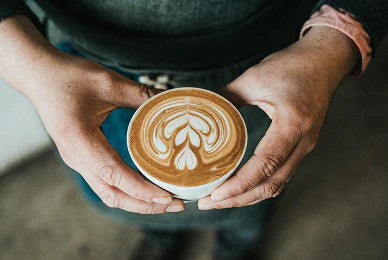 Latte Art in einer Tasse, frisch zubereitetes Espressogetränk für zu Hause