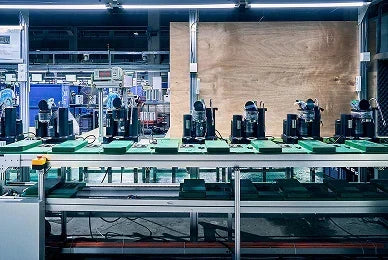 Fertigungsstraße mit mehreren Meraki Espressomaschinen in der Serienproduktion