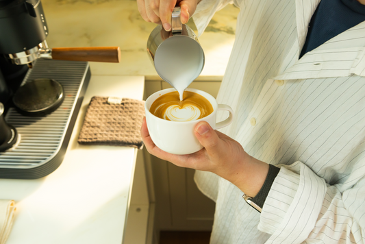 Cappuccino und Flat White mit feinporigem Milchschaum