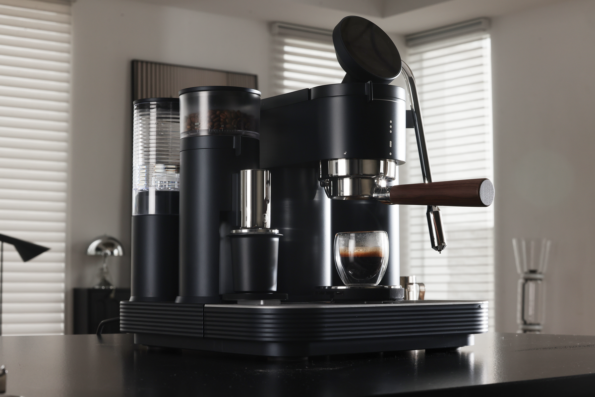 Meraki Espressomaschine bei der Espressozubereitung auf einer dunklen Arbeitsfläche