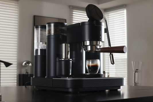 Meraki Espressomaschine bei der Espressozubereitung auf einer dunklen Arbeitsfläche