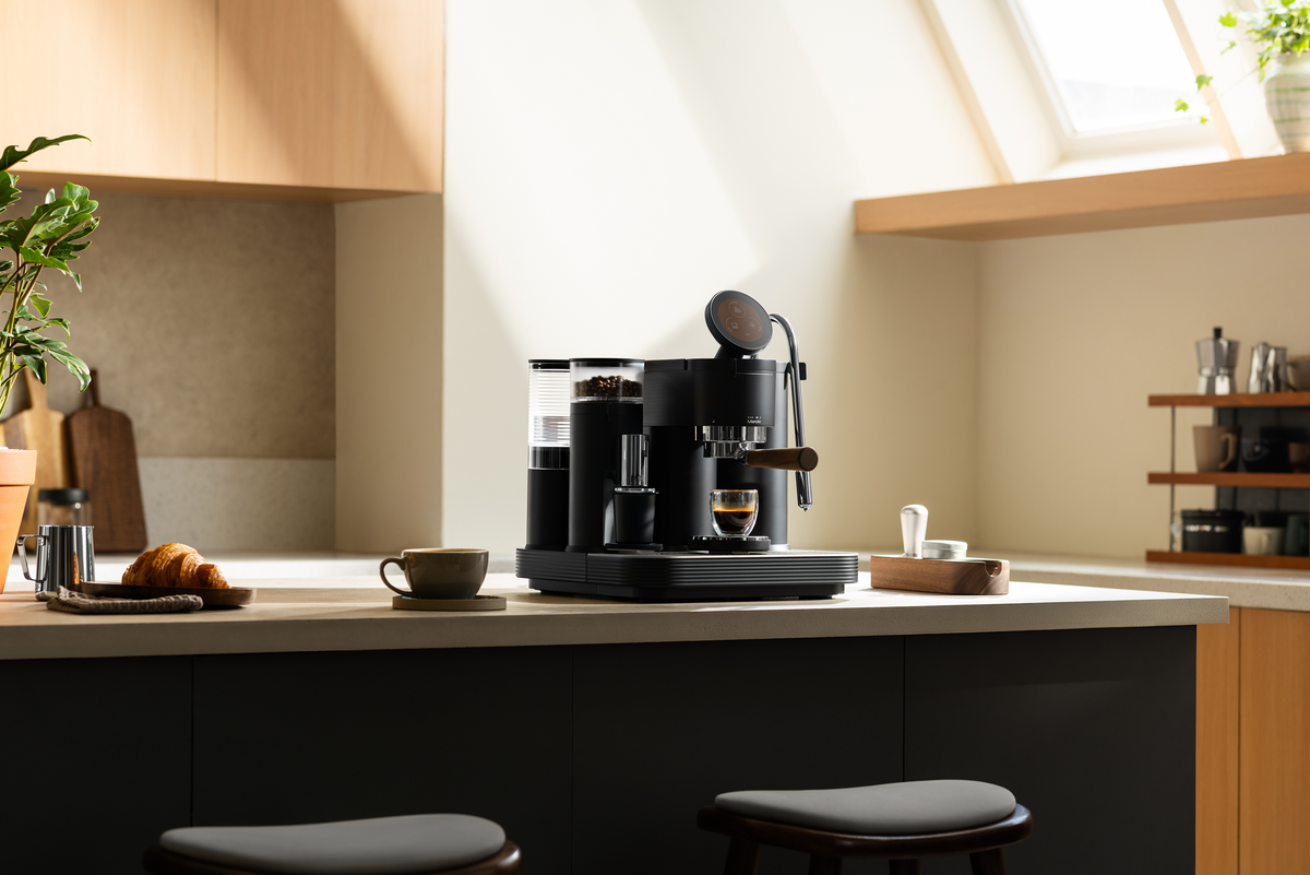 Meraki Espressomaschine als integriertes System in einer hellen Küche