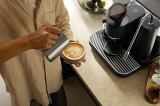 Latte Art mit der Meraki Siebträgermaschine und manueller Dampflanze