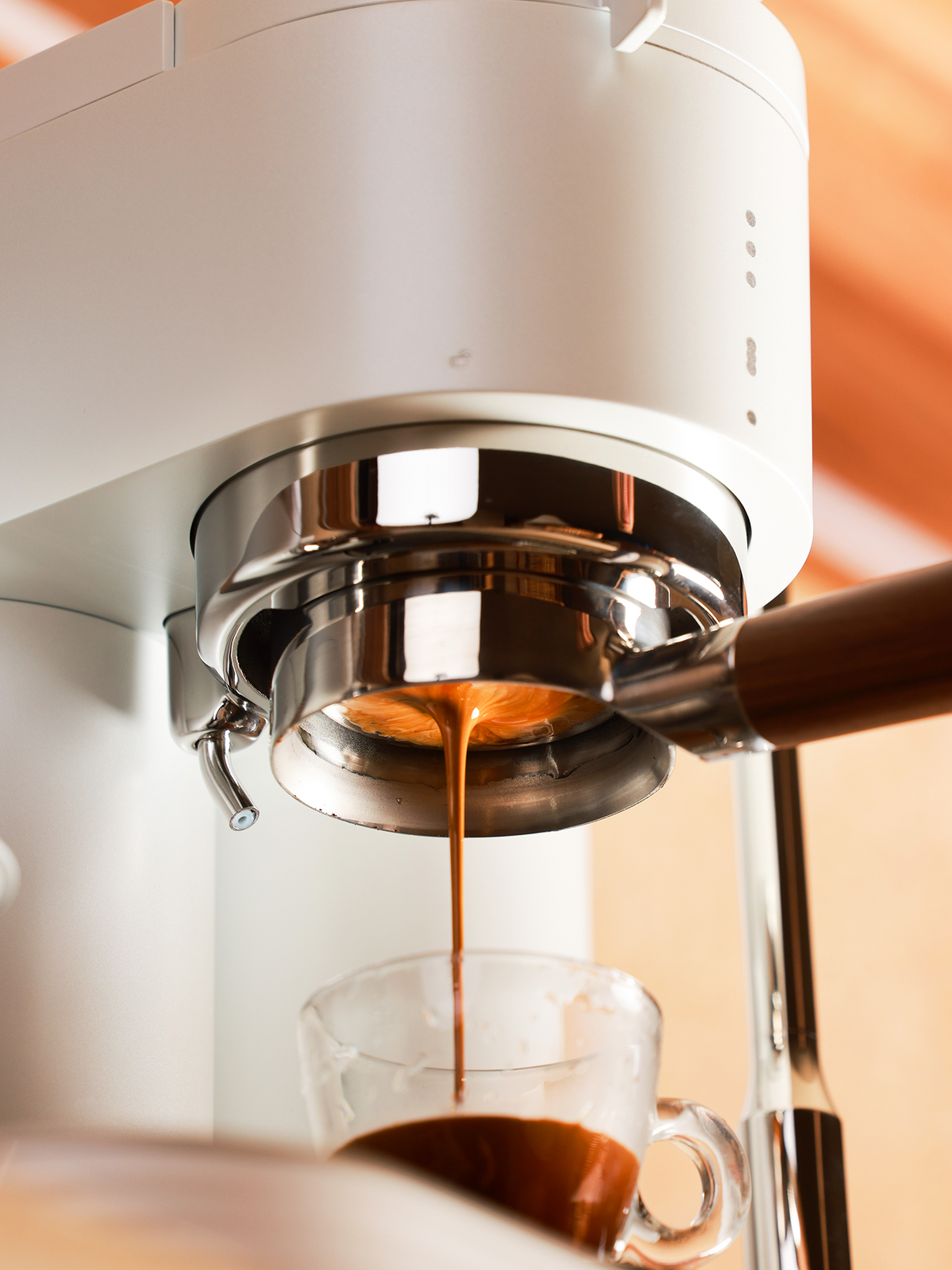 Espressoextraktion mit der Meraki Siebträgermaschine