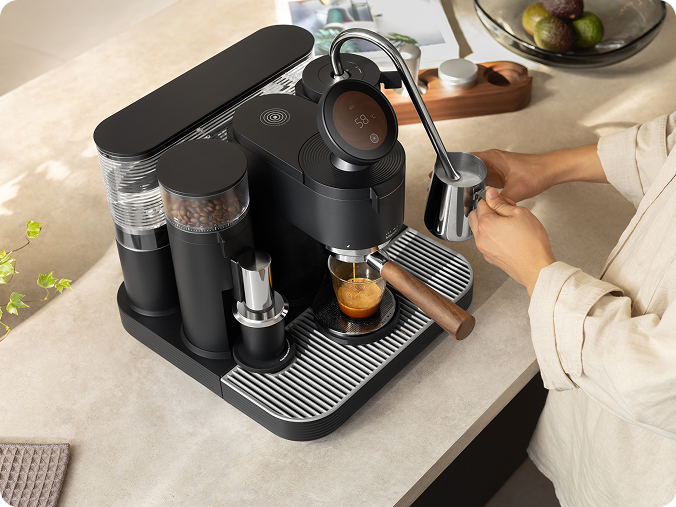 Meraki Espressomaschine beim gleichzeitigen Brühen von Espresso und Aufschäumen von Milch